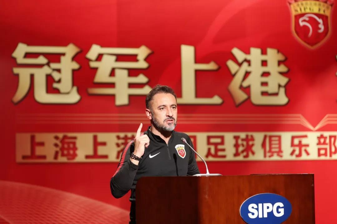 包含上海上港士气高涨，球队展现团队合作精神的词条