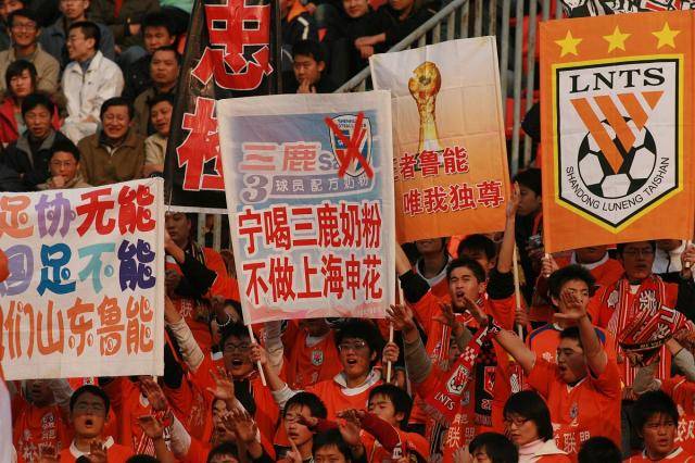 比赛中场表现抢眼，球迷掌声不断