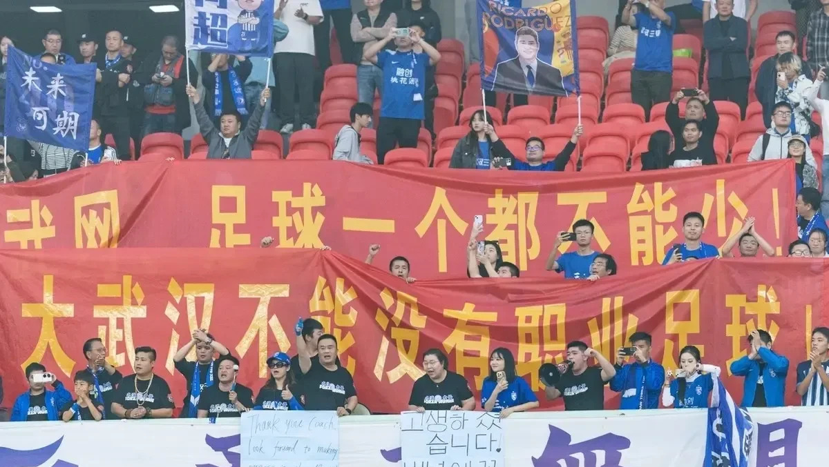 足球赛事热度逐渐攀升，球场氛围喜人的简单介绍