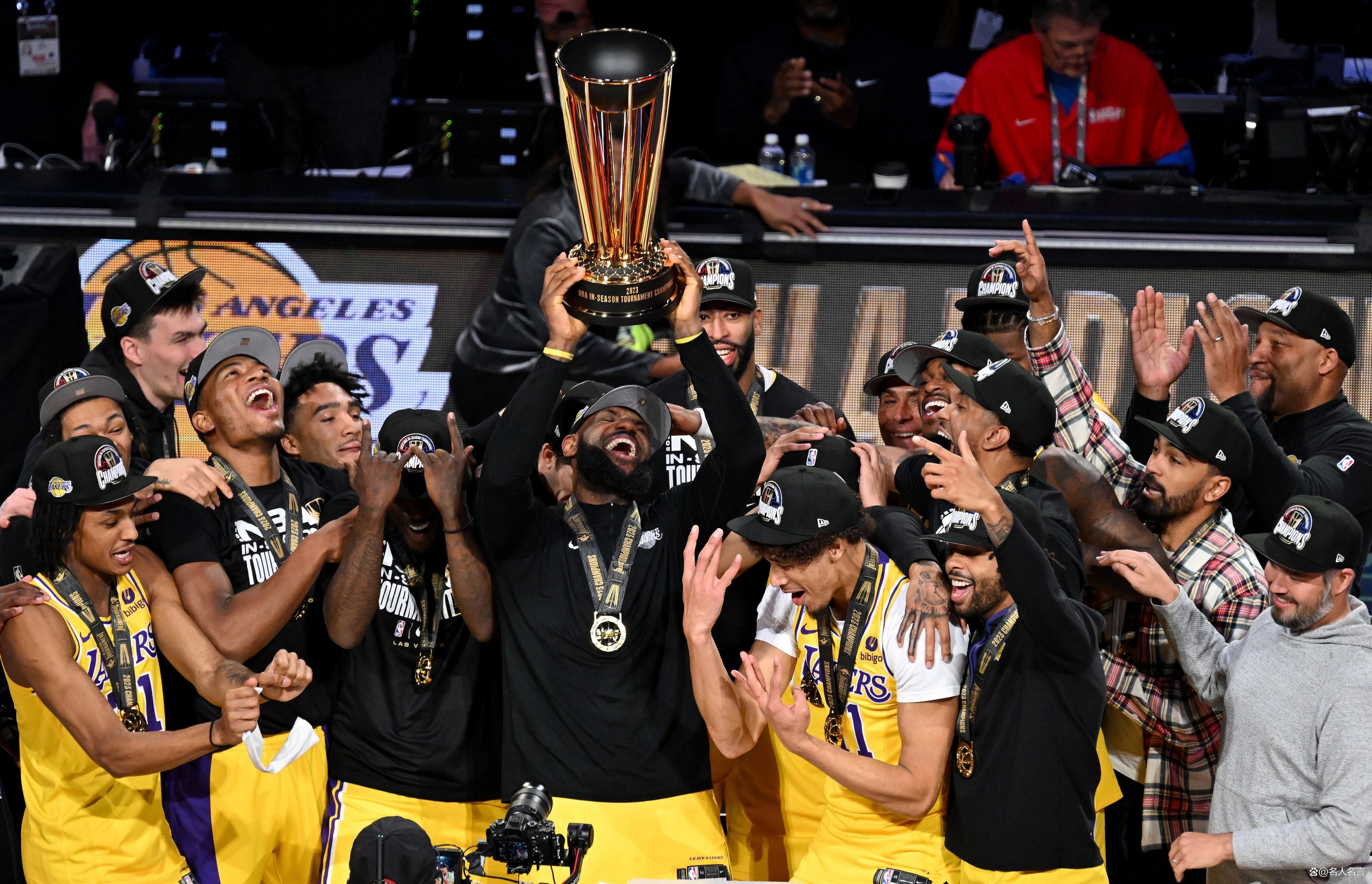 -NBA球员在场上的精彩表现赢得观众喝彩的简单介绍