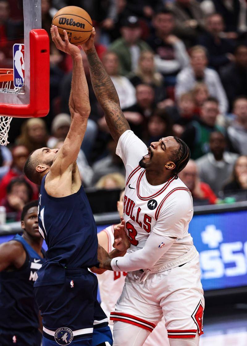 NBA球员在场上的精彩表现赢得观众喝彩的简单介绍